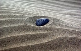 Fotowettbewerb Sand - Platz 4: Sand - Stein [Foto: peterpan69]