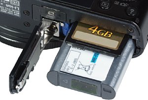 Sony Cyber-shot DSC-RX100 Akkufach und Speicherkartenfach [Foto: MediaNord]