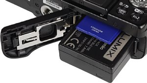 Panasonic Lumix DMC-GF6 Speicherkartenfach und Akkufach [Foto: MediaNord]