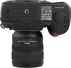 Nikon D200 Bodenansicht  [Foto: MediaNord]