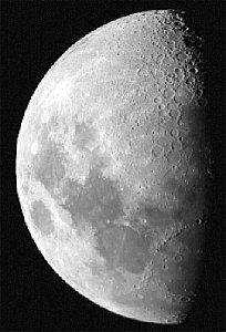 Mond: Dieses Foto entstand im Teleskop-Fokus bei 2.000 mm Brennweite mit einer EOS 20D bei einer Belichtung von 1/1.000 s. [Foto: Sven Hunger-Weiland]