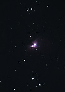 Das "Schwert des Orion" mit dem großen Orion-Nebel mit der 500mm-"Russentonne", ebenfalls mit einer Canon EOS 10D aufgenommen. Der Vollmond ließ längere Belichtungszeiten als zwei Minuten nicht zu [Foto: Sven Hunger-Weiland]