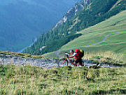 Bikerkollege Ernst auf einer hochprozentigen Schiebepassage mit irrem Ausblick, Lichtensteiner Alpen (2003) [Foto: Helmut Scheuer]