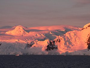 Bei untergehender Sonne fotografiert: Gerlache Strait Richtung Port Lockroy, Westliche Antarktische Halbinsel. Lumix DZ 20, 432 mm Tele  [Foto: Renate Kostrzewa]