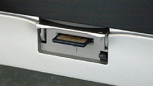 SD-Card-Steckplatz (offen) des Panasonic Viera TH-42PX600E Plasma-Fernsehgerätes [Foto: MediaNord]