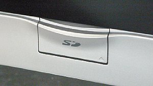 SD-Card-Steckplatz (geschlossen) des Panasonic Viera TH-42PX600E Plasma-Fernsehgerätes [Foto: MediaNord]