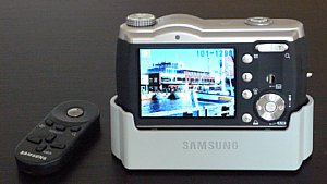 Samsung Digimax L85 mit Docking-Station SCC-S7 und Fernbedienung [Foto: MediaNord]