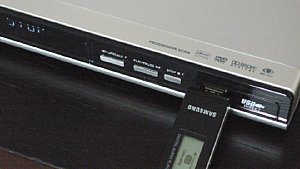 USB-Steckplatz des Philips DVP5960 mit eingestecktem Samsung MP3-Spieler mit darauf gespeicherten Fotos [Foto: MediaNord]
