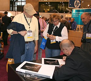 PhotoPlus Expo 2006: Steven Katzmann signiert seine Werke [Foto: Daniela Schmidt]