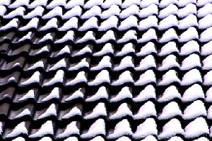 Schneemuster auf einem Dach [Foto: Günter Hauschild]