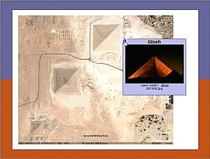 Auf die Satellitenansicht der Pyramiden von Gizeh lassen sich beliebige Fotos verteilen, die sich nach einem Klick auf eine Markierung öffnen [Foto: Photoworld]