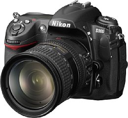 Nikon D300 mit 18-200mm Objektiv [Foto: Nikon]