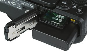Nikon Coolpix P7700 Akkufach und Speicherkartenfach [Foto: MediaNord]