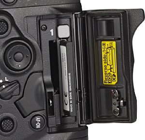 Nikon D4S Speicherkartenfach [Foto: MediaNord]