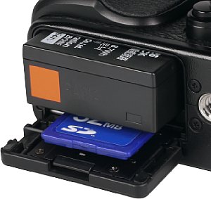 Fujifilm X-E2 Speicherkartenfach und Akkufach [Foto: MediaNord]