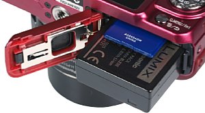 Panasonic Lumix DMC-GF5 mit Speicherkartenfach und Akkufach [Foto: MediaNord]