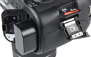 Canon EOS 70D Speicherkartenfach und Akkufach [Foto: MediaNord]