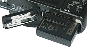 Panasonic Lumix DMC-LX7 Akkufach und Speicherkartenfach [Foto: MediaNord]