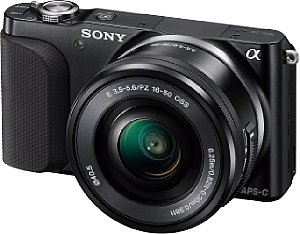 Sony NEX-3N mit E 16-50 mm [Foto: Sony]