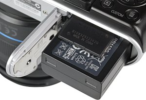 Samsung NX300 Speicherkartenfach und Akkufach [Foto: MediaNord]