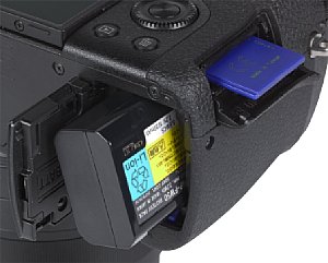 Sony DSC-RX10 Speicherkartenfach und Akkufach [Foto: MediaNord]