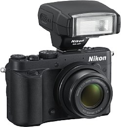 Nikon Coolpix P7700 mit Nikon SB-400 Aufsteckblitz [Foto: Nikon]