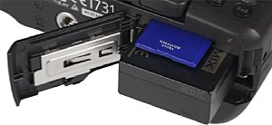 Panasonic Lumix DMC-G6 Speicherkartenfach und Akkufach [Foto: MediaNord]