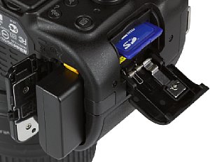 Nikon D5200 Speicherkartenfach und Akkufach [Foto: MediaNord]
