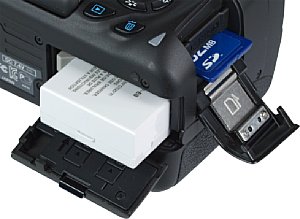 Canon EOS 650D Akkufach und Speicherkartenfach [Foto: MediaNord]