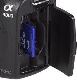 Sony Alpha 3000 Speicherkartenfach [Foto: MediaNord]