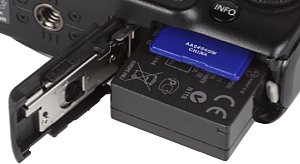 Canon EOS M Speicherkartenfach und Akkufach [Foto: MediaNord]