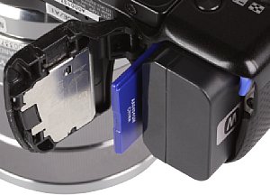 Sony NEX-5R Speicherkartenfach und Akkufach [Foto: MediaNord]