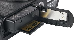 Panasonic Lumix DMC-GM1 Speicherkartenfach und Akkufach [Foto: MediaNord]