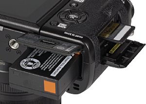 Fujifilm X-T1 Speicherkartenfach und Akkufach [Foto: MediaNord]
