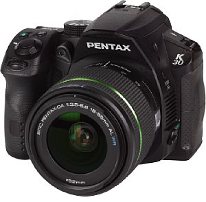 Pentax K-30 mit smc DA 18-55 mm [Foto: MediaNord]