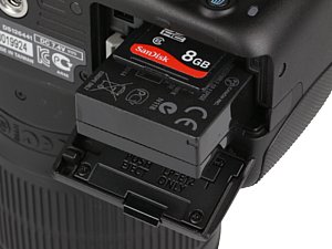 Canon EOS 100D Speicherkartenfach und Akkufach [Foto: MediaNord]