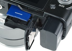 Sony NEX-F3 Speicherkartenfach und Akkufach [Foto: MediaNord]