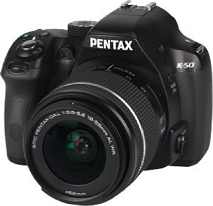 Pentax K-50 mit 18-55 mm AL WR [Foto: MediaNord]