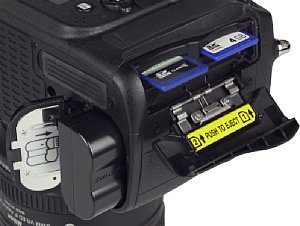 Nikon D610 Speicherkartenfach und Akkufach [Foto: MediaNord]