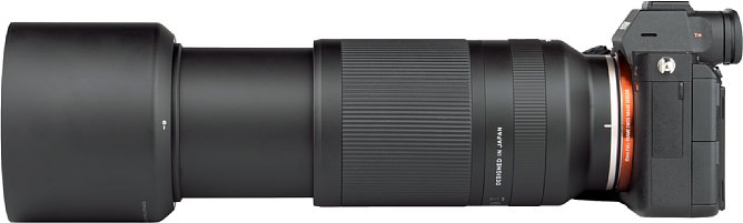 Bild Die Sony Alpha 7R III bringt es mit dem Tamron 70-300 mm F4.5-6.3 Di III RXD auf 300 mm Brennweite samt aufgesetzter Streulichtblende auf stolze 33 cm Gesamtlänge. [Foto: MediaNord]