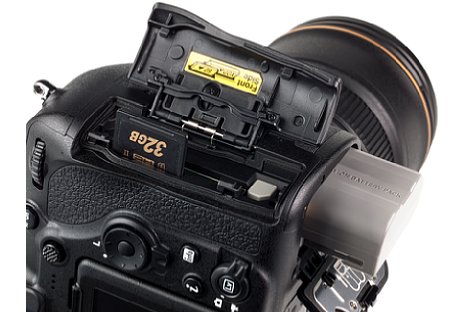 Bild Das Speicherkartenfach der Nikon D850 schluckt eine SD/SDHX/SDXC-Karte (inkl. Unterstützung von UHS II) und zusätzlich eine schnelle, aber exotische XQD-Speicherkarte. [Foto: MediaNord]