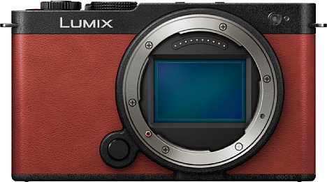 Bild Auch in Schwarz-Rot wird die Panasonic Lumix DC-S9 zu haben sein. [Foto: Panasonic]