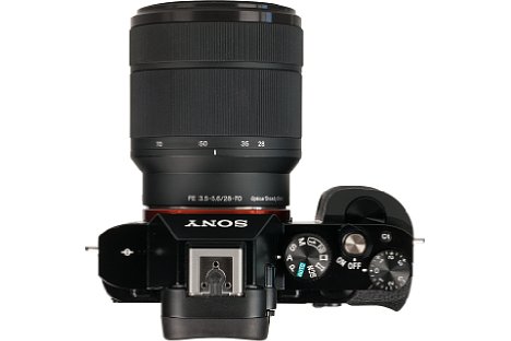 Bild Auch wenn die Sony Alpha 7S vor allem für eine Vollformatkamera sehr kompakt ausfällt, ist sie aufgrund der klobigen Vollformatobjektive, hier das lichtschwache Standardzoom mit 28-70 mm, nicht wirklich jackentaschentauglich. [Foto: MediaNord]