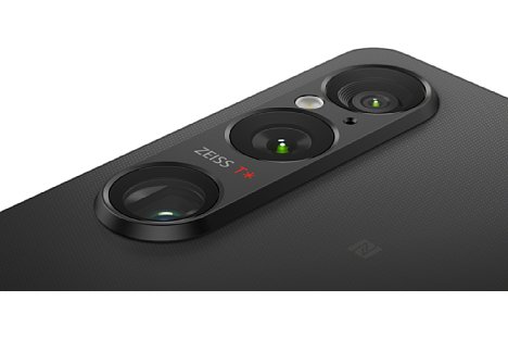 Bild Das Sony Xperia 1 VI hat drei Kameras: Oben das 16 mm Ultraweitwinkel, in der Mitte die 24 mm Hauptkamera mit 48 mm Digitalzoom und unten die Telekamera mit 75-170 mm optischem Zoom. [Foto: Sony]