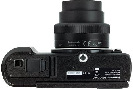 Bild Das Stativgewinde der Panasonic Lumix DMC-GX80 sitzt vorbildlich in der optischen Achse. Die Anordnung so weit vorne sorgt für eine bessere Balance mit größeren Objektiven. [Foto: MediaNord]