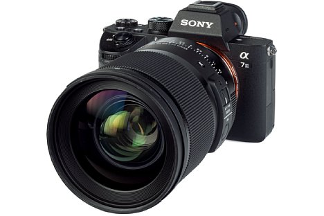 Bild An der kleinen Sony Alpha 7 III ist das wuchtige Sigma 35 mm F1.2 DG DN Art sehr frontlastig. [Foto: MediaNord]