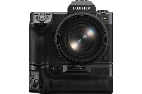 Bild Optional lässt sich die Fujifilm GFX100 II mit dem Batteriegriff VG-GFX II erweitern. [Foto: Fujifilm]