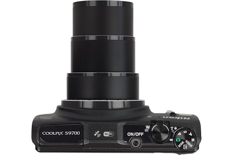 Bild In Telestellung fährt das Objektiv der Nikon Coolpix S9700 auf stattliche Länge aus. [Foto: MediaNord]