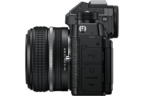 Bild Die Nikon Z f bietet von USB-C über MicroHDMI bis hin zu Kopfhörer und Mikrofon (je 3,5 mm Klinke) alle nötigen Anschlüsse. [Foto: Nikon]
