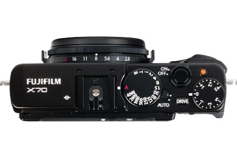 Bild Belichtungszeit und Belichtungskorrektur werden bei der Fujifilm X70 klassisch über Räder eingestellt. Auf Wunsch versetzt ein kleiner Hebel die Kamera in einem Vollautomatikmodus mit Motiverkennung. [Foto: MediaNord]
